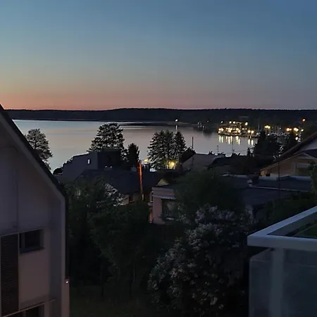 Cien Wiatru Z Widokiem Na Jezioro I Netflixem Charzykowy